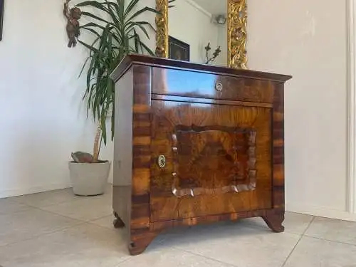 Sale Restaurierte Biedermeier Anrichte Nussholz A4136