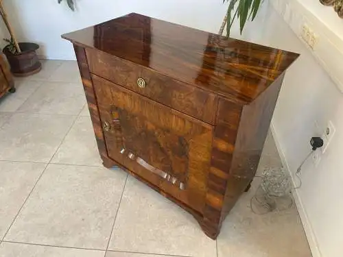 Sale Restaurierte Biedermeier Anrichte Nussholz A4136