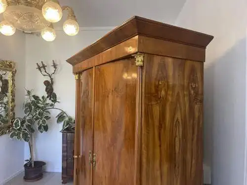 Altrestaurierter Empire Säulenschrank Kleiderkasten Nussholz A4468