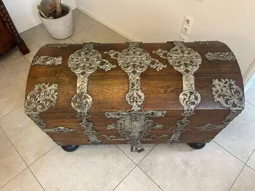 Originale Barock Truhe Eisenbeschlagen Hartholz A4940