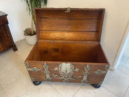 Originale Barock Truhe Eisenbeschlagen Hartholz A4940