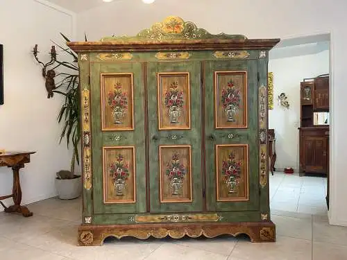 Handbemalter Voglauer Schrank Bauernschrank Anno 1800 Altgrün G1603