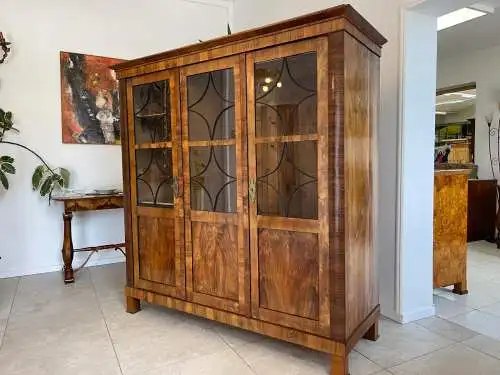 Biedermeier Vitrinenschrank Glasschrank Nussholz Kleiderschrank G1647