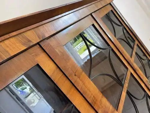 Biedermeier Vitrinenschrank Glasschrank Nussholz Kleiderschrank G1647