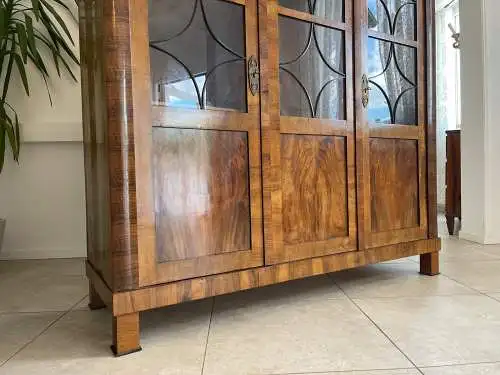 Biedermeier Vitrinenschrank Glasschrank Nussholz Kleiderschrank G1647