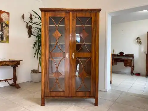 Restaurierte Biedermeier Vitrine Bücherschrank Glasschrank ANTIQUITÄT Nussholz G