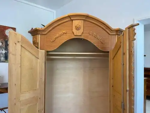 Traum Bauernschrank Landhausschrank Barockstil Kleiderkasten G1706