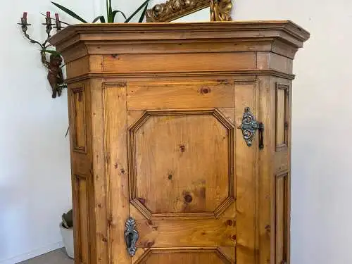 bäuerlicher Eckschrank Naturholz Massivholz G1709