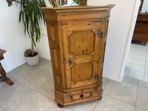 bäuerlicher Eckschrank Naturholz Massivholz G1709