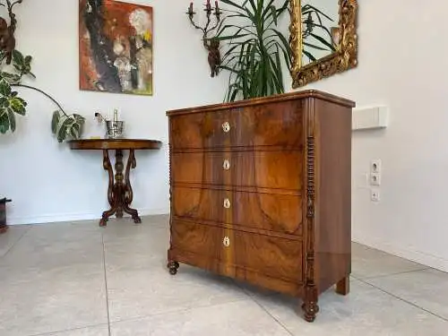 Restaurierte Nussholzfurnierte Spät Biedermeier Kommode Antiquität G1744