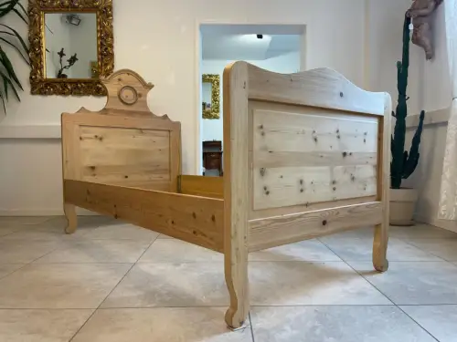 Bäuerliches Einzelbett aus massivem Holz Gründerzeit Steckbett G1672