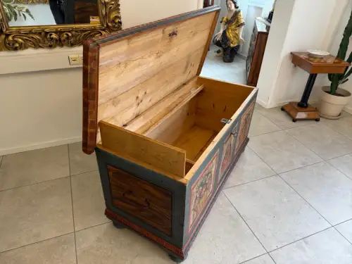 Urige handbemalte Mariazeller Bauerntruhe Truhe Landhaustruhe G2116