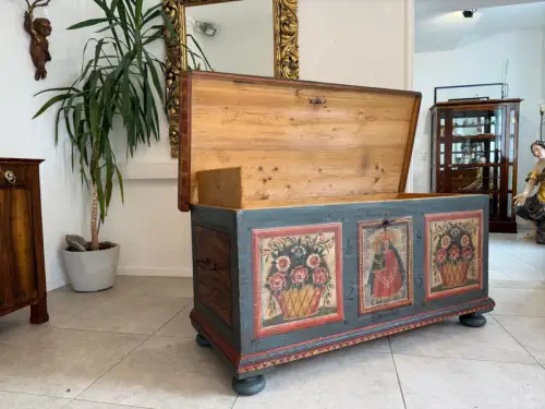 Urige handbemalte Mariazeller Bauerntruhe Truhe Landhaustruhe G2116