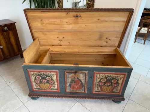 Urige handbemalte Mariazeller Bauerntruhe Truhe Landhaustruhe G2116