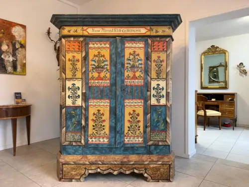 Handbemalter Bauernschrank mit Blumendekor, antiker Bauernkasten G2308
