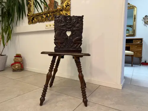 Bauernsessel Alpenraum, um 1650 Fabelwesen Nussholz G2330