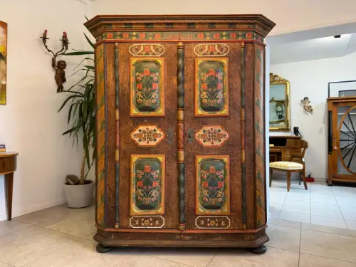 Handbemalter Bauernschrank mit Blumendekor, antiker Biedermeier Bauernkasten G23