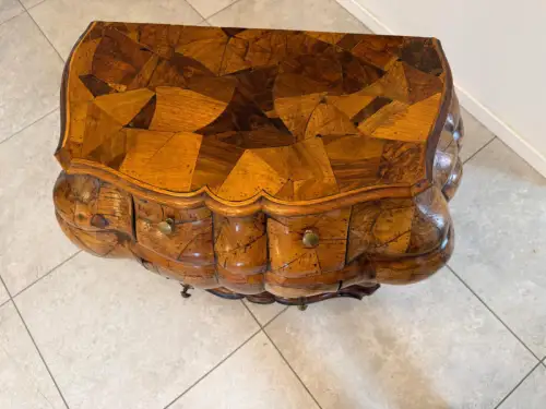 Prächtige geschweifte Barockstil Kommode Authentikum D1035