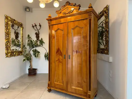 Altrestaurierter Gründerzeit Kasten Kleiderkasten Nussholz Kronenschrank D1065-1