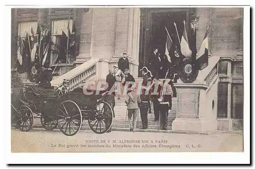 Visite de S M Alphonse XIII a Paris Cartes postales Le Roi gravit les marches du Ministere des Affaires Etranger