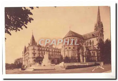 Pau Ansichtskarte AK Le monument aux morts l&#39eglise St Martin et l&#39hotel Gassion