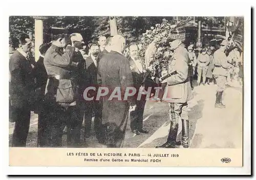 Les fetes de la victoire a Paris 14 juillet 1919 Ansichtskarte AK Remise d&#39une gerbe au marechal Foch(militari