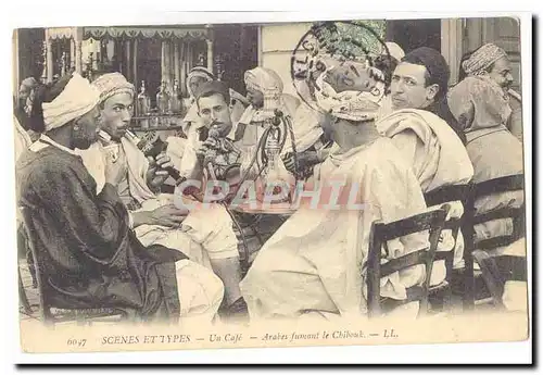 Algerie Ansichtskarte AK Scenes et Types Un cafe Arabes fumant le chibouk (tres animee)