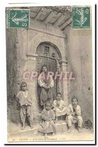 Algerie Cartes postales Alger A la porte d&#39une maison