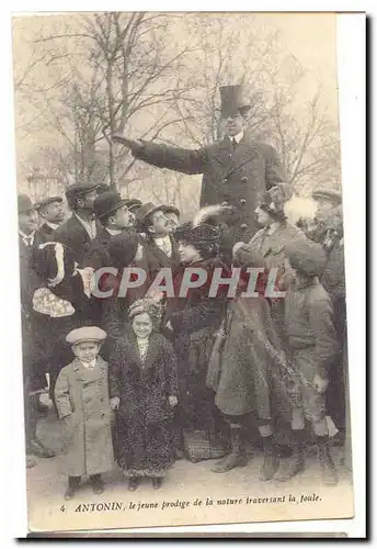 Phenomene Cartes postales Antonin le jeune prodige de la nature traversant la foule (2m25) TOP