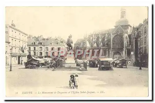 Dieppe Ansichtskarte AK Le monument de Duquesne et l&#39eglise Saint Jacques (marche tres animee)
