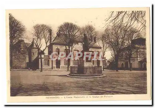 Pithiviers Ansichtskarte AK L&#39ecole maternelle et la statue de Poisson