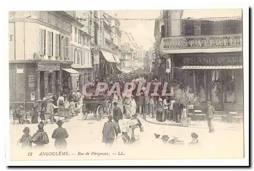 Angouleme Ansichtskarte AK Rue de Perigueux (tres animee)