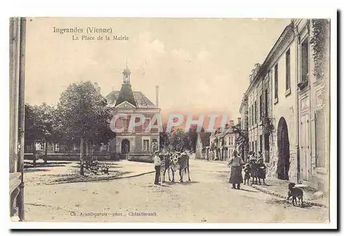 Ingrandes (Indre) Cartes postales La place de la mairie (tres animee)