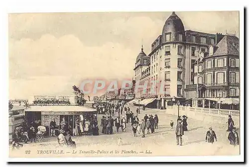 Trouville Cartes postales Le Trouville Palace et les Planches (tres animee)