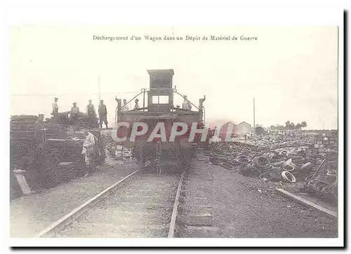 REPRODUCTION Dechargement d�un wagon dans un depot de materiel de guerre