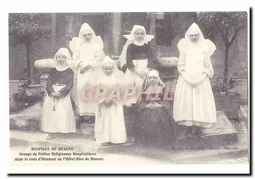 REPRODUCTION Hospices de Beaune Cartes postales Groupe de religieuses hospitalieres dans la cour d�honneur de l�