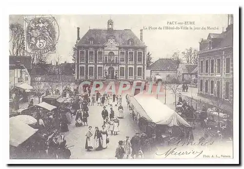 REPRODUCTION Pacy sur Eure Cartes postales La place de l�hotel de ville le jour du marche