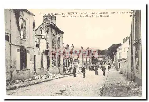 Guerre de 1914 Ansichtskarte AK Senlis incendie par les allemands Rue de la republique