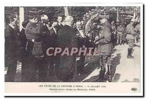 Les fetes de la victoire a Paris 14 juillet 1919 Ansichtskarte AK Remise d&#39une gerbe au marechal Foch (reprodu