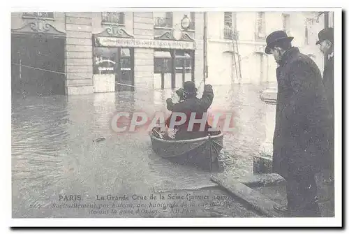 Paris Cartes postales La grande crue de la Seine (janvier 1910) Ravitaillement par bateau de la rue de Lille (re