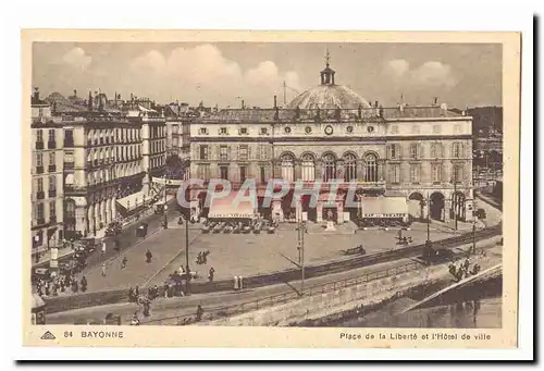 Bayonne Ansichtskarte AK Place de la Liberte et l&#39hotel de ville