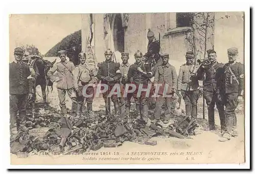 La grande guerre 1914-1915 A Neufmoutiers pres de meaux Cartes postales Soldats examinant leur butin de guerre