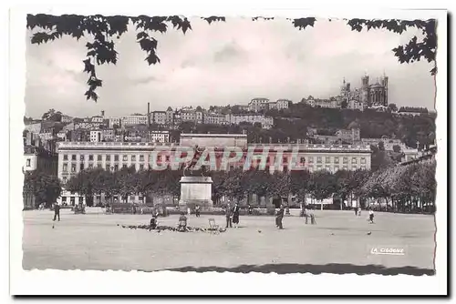 Lyon Cartes postales moderne place Bellecour et Chateau de Fourviere