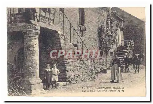 La Roche Bernard Cartes postales Sur le quai un vieux perron (1737)