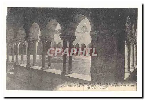 Frejus Ansichtskarte AK La cathedrale de Frejus et son cloitre Quatre faces avec puits colonne smarbres chpiteaux