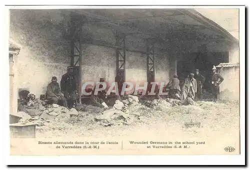 Cartes postales Blesses allemands dans la cour de l'ecole de Varredes