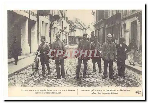 Cartes postales Prisonniers allemands dans une rue de Soissons apres le bombardement