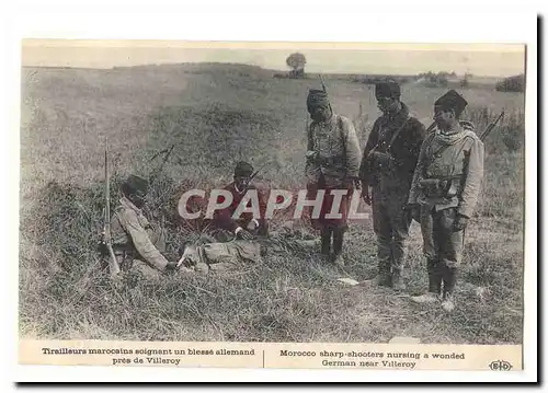 Ansichtskarte AK Tirailleurs marocains soignant un blesse allemand pres de Villeroy