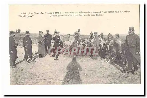 La grande guerre 1914 Ansichtskarte AK Prisonniers allemands enterrant leurs morts pres de Reims