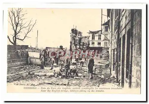 Soissons Ansichtskarte AK Pres du pont des anglais soldats remblayant les anciennes tranchees (Boucherie centrale